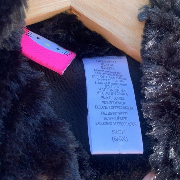 Hello Kitty girl's small black faux fur shoulder jacket - Picture 4 of 4